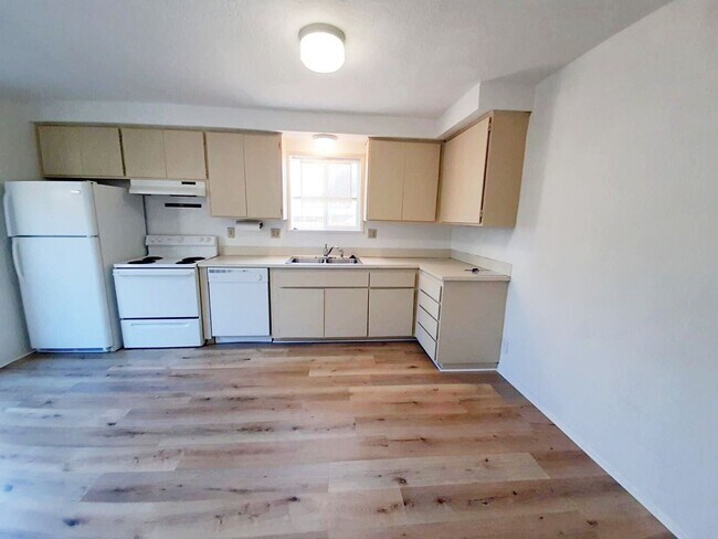 Building Photo - Spacious 5 bedroom/1.5 bath home in Spring...