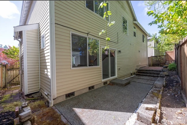 Building Photo - 4 Bed + Bonus Room, 2.5 Bath Home in Coyote Ridge w/ Park Access & Garage!