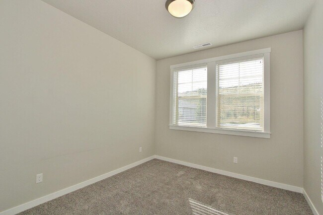 Building Photo - 2174 E Mendota Dr