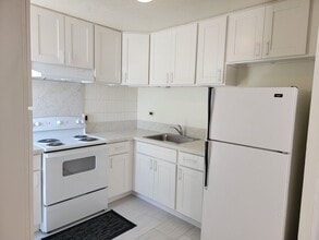 Building Photo - Parking, Large Lanai, Desirable location (RRLLC)