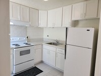 Building Photo - Parking, Large Lanai, Desirable location (RRLLC)