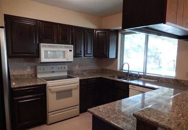 Building Photo - Available July 6: Spacious Home With Large...