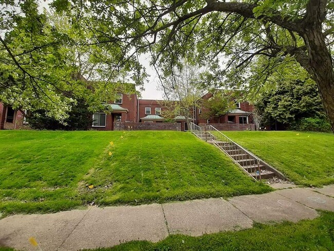 Primary Photo - 465 W 3rd St