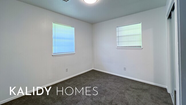Building Photo - 2825 SW 76th St