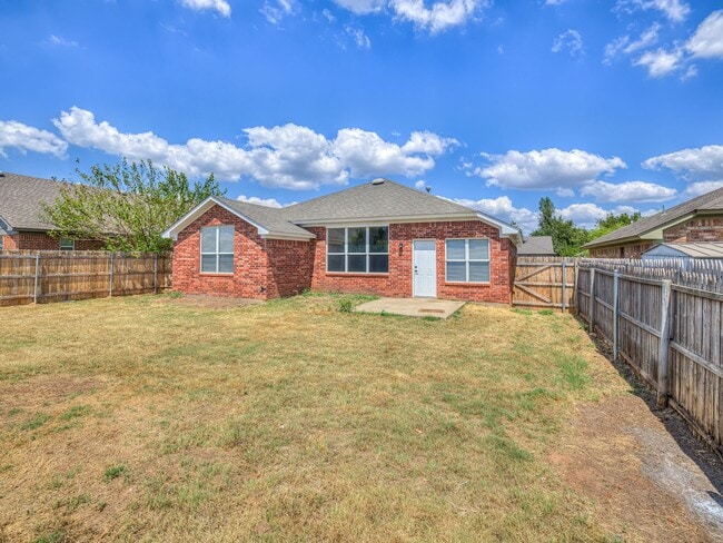 Building Photo - Newly remodeled home in Yukon!