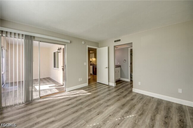 Building Photo - 2526 SE 16th Pl