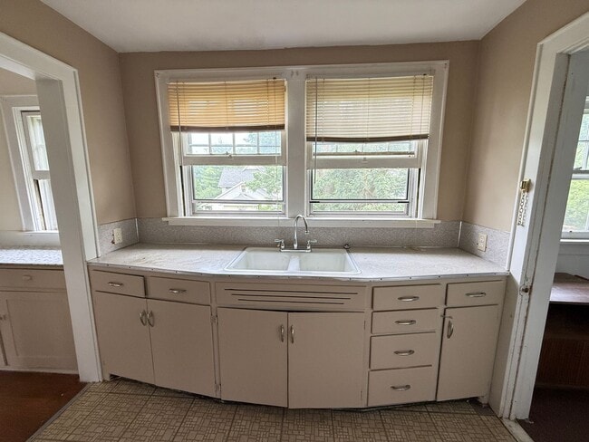 Building Photo - Well-Maintained 2-Bed Near Transit and Dow...