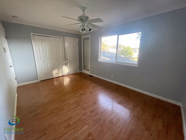 Building Photo - $2795- 2 Bed/1 Bath Remodeled two Story To...