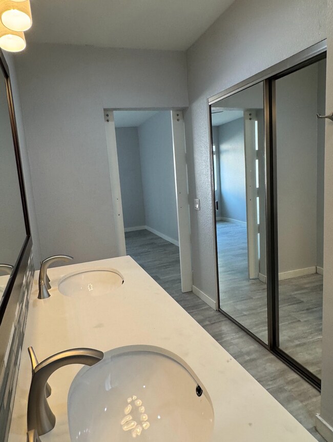 Building Photo - Beautiful 2-Bedroom Townhome in Stevenson Ranch!