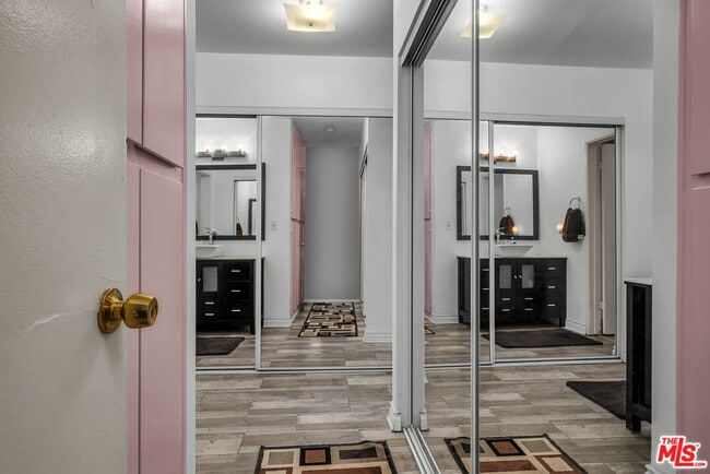 Building Photo - 5334 Lindley Ave