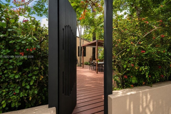 Building Photo - 4230 Royal Palm Ave