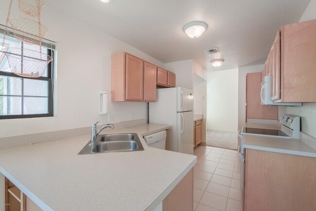 Building Photo - 6441 N Tierra De Las Catalinas