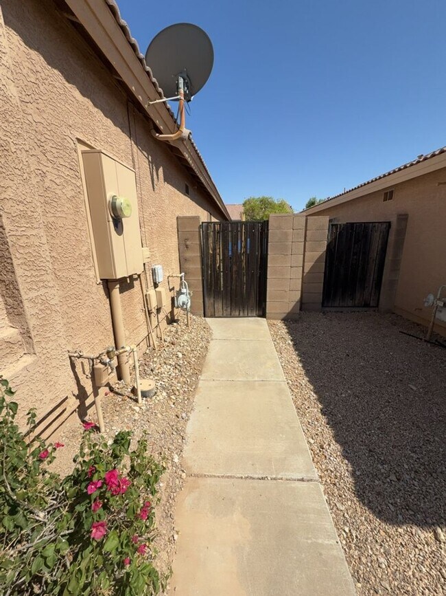Building Photo - 3bedrom 2 bath