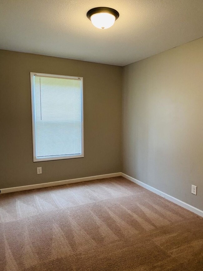 Building Photo - Beautiful Townhome