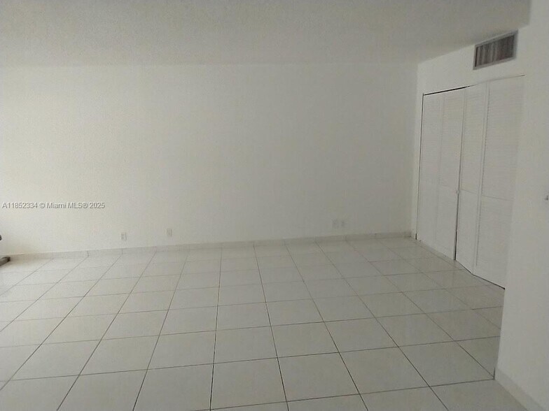 Building Photo - 17021 N Bay Rd
