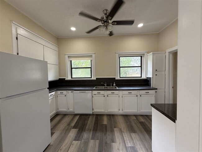 Building Photo - Beautifully Renovated 2 bedroom, 1 bath Bungalow | Historic Highland area | $900/Month Rent