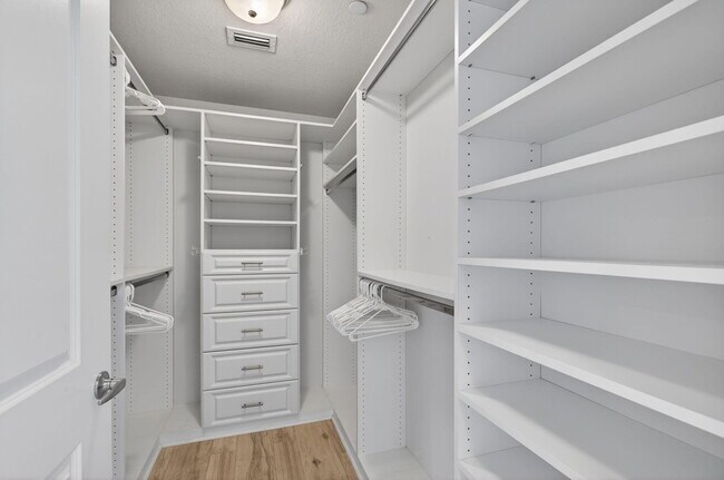 Building Photo - 834 Bay Colony Dr S