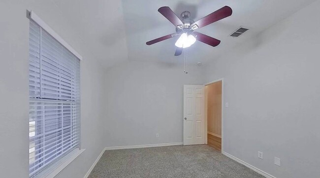 Building Photo - MOVE IN READY