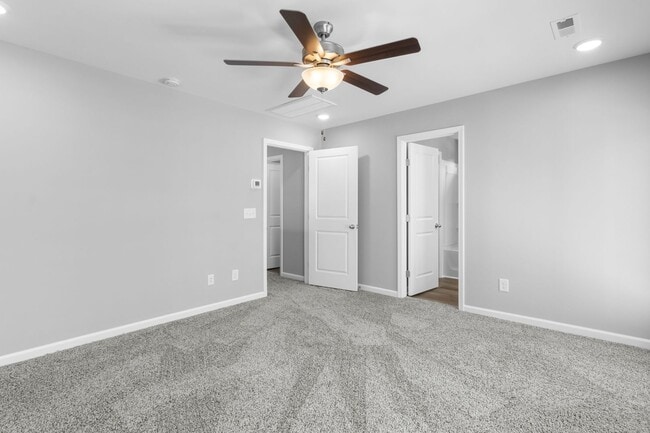 Building Photo - Close to Downtown! Home with 3 Bedrooms and 2.5 Baths.