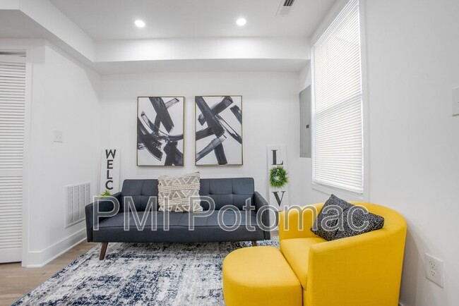 Building Photo - 702 19th St NE