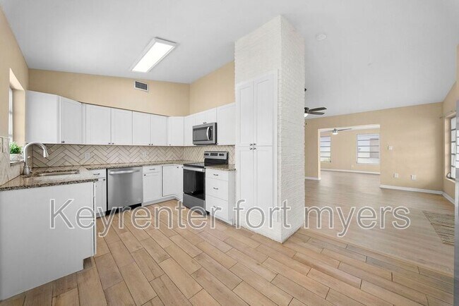 Building Photo - 275 Lakeview Dr