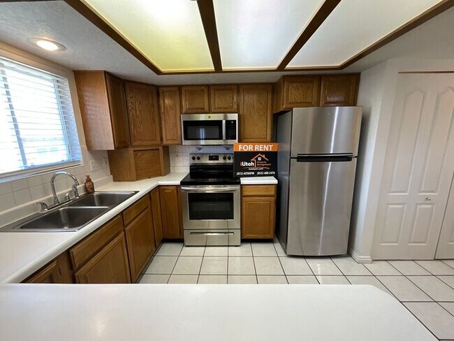 Building Photo - 4 bdrm 3 bth Home 2 Car Garage- HOA with Pool