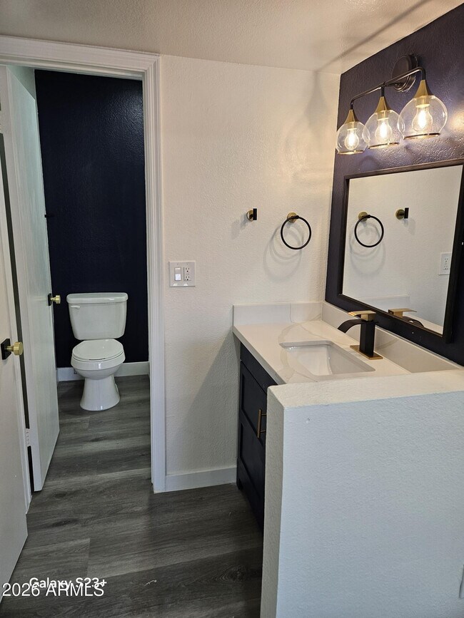 Building Photo - 623 W Guadalupe Rd