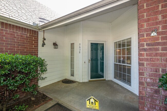 Building Photo - Charming 3 bedroom home with cozy fireplac...