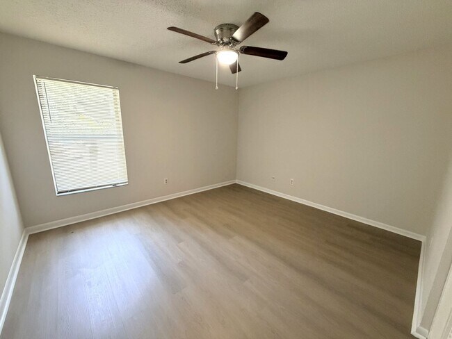 Building Photo - 5646 Pinebay Cir N