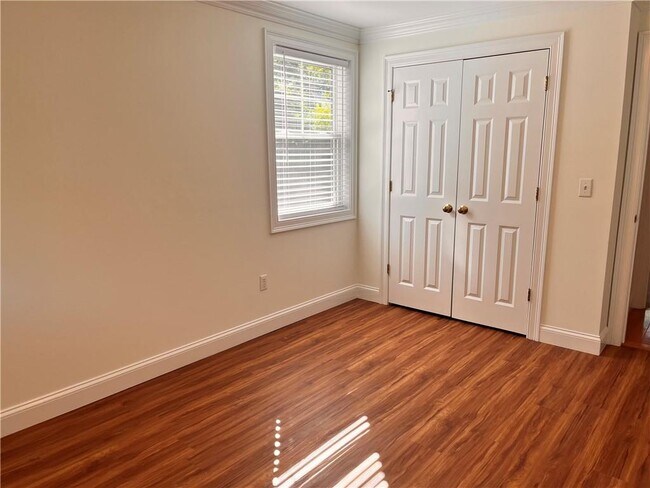 Building Photo - 33 Starr Dr W