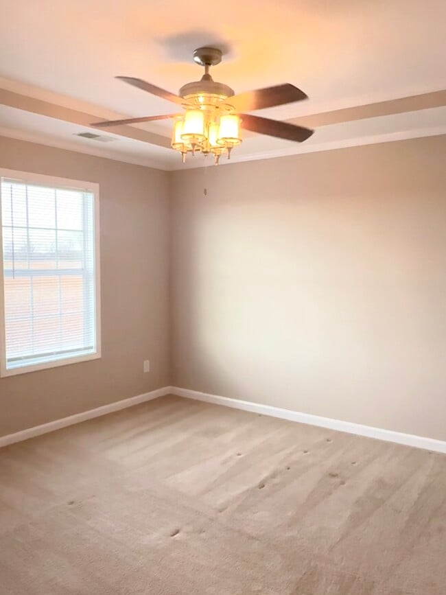 Building Photo - 135 Daisy Field Ct