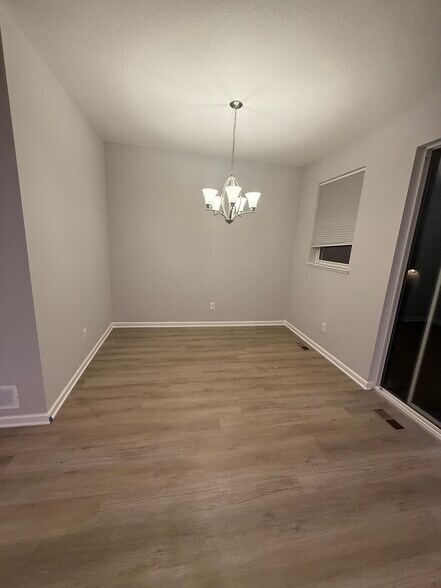 Building Photo - 2862 Lexington Pl N