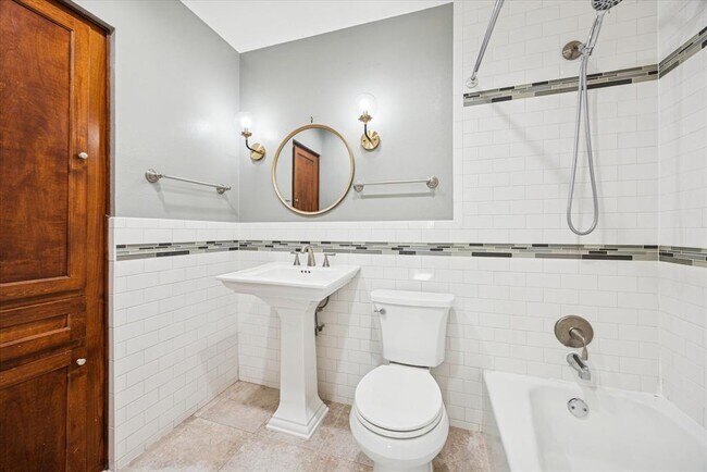 Building Photo - 9711 Marlborough Dr