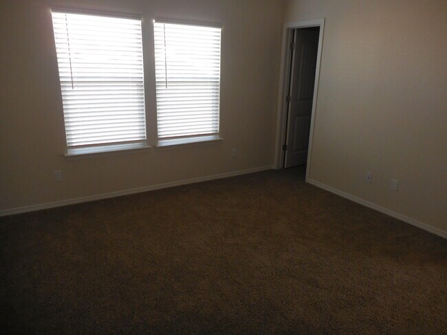 Building Photo - 1100 Summer Night Pl