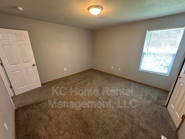 Building Photo - 1001 S Hocker Ave