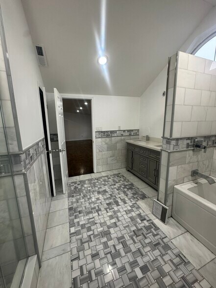 Building Photo - 65 Edgar St