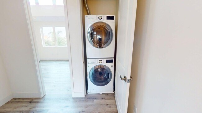 Building Photo - Gated | Light-Filled Townhouse | North Park