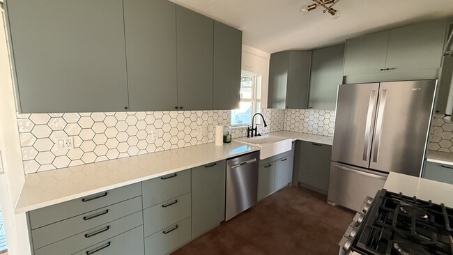 Building Photo - Mountain Views and Huge Yard