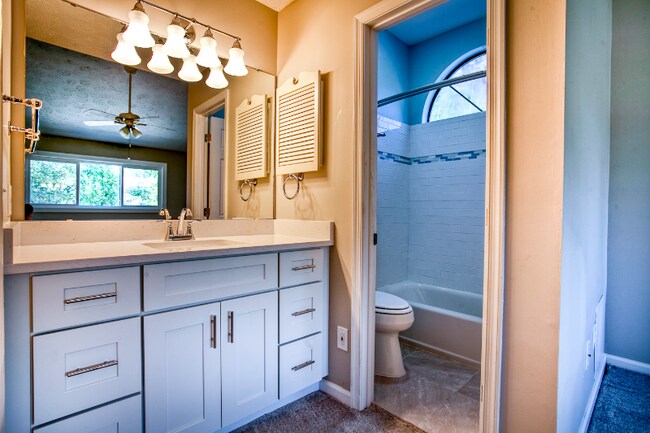 Building Photo - 617 13th Ave S