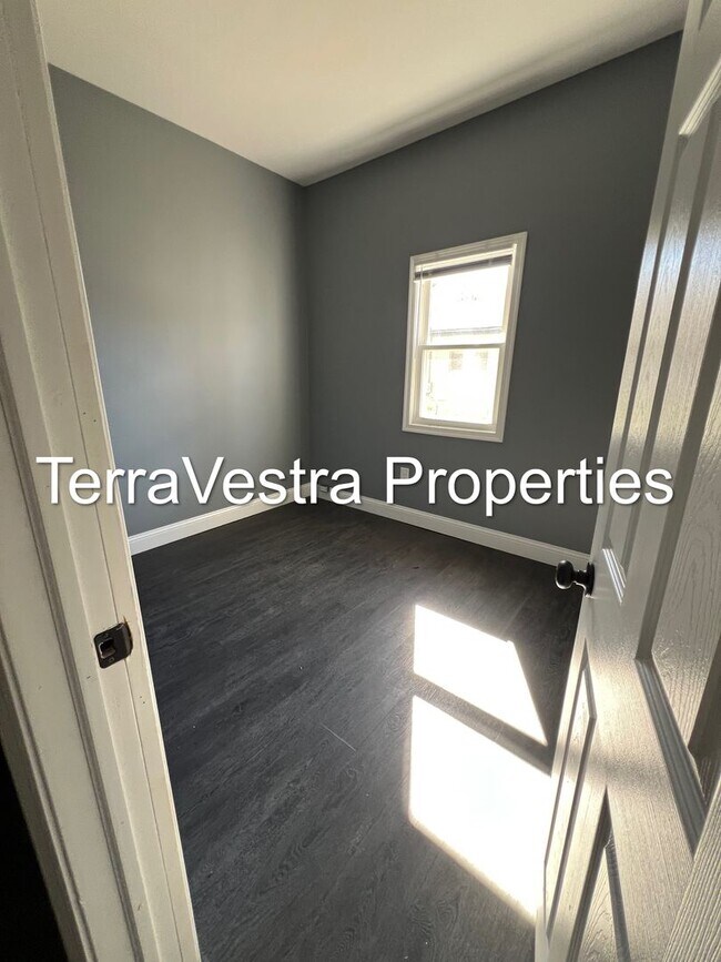 Building Photo - 3 Bed Single Family in Deepwater! Eligible...