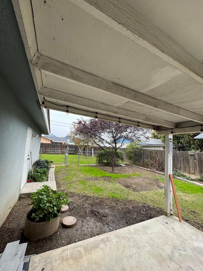 Building Photo - 497 E North Way