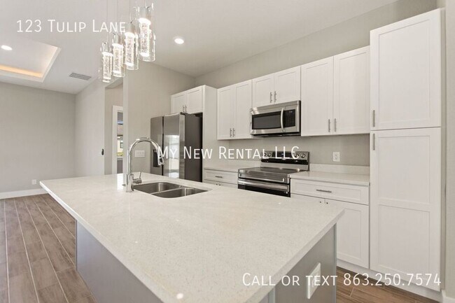 Building Photo - 123 Tulip Ln