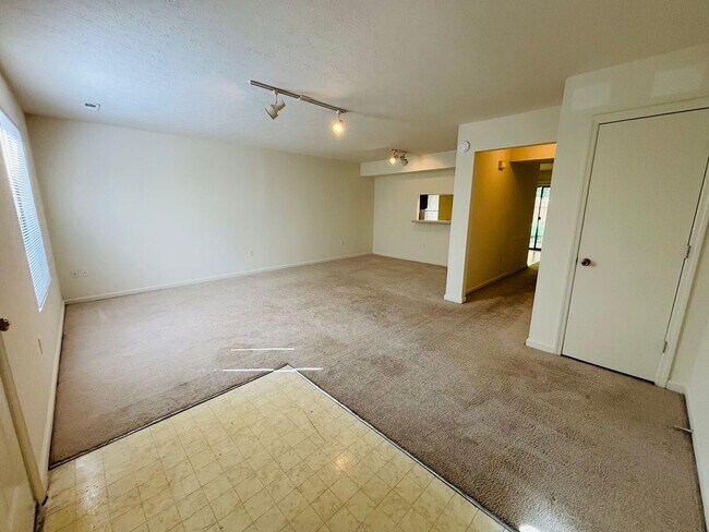 Building Photo - 911 Lora Ln