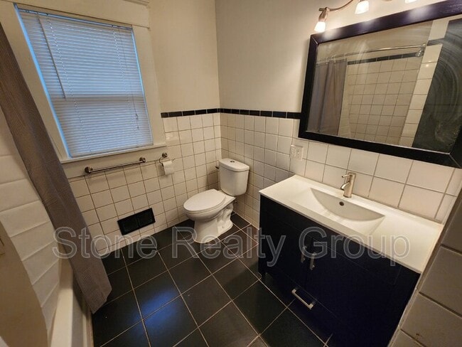 Building Photo - 1319 S 4th St