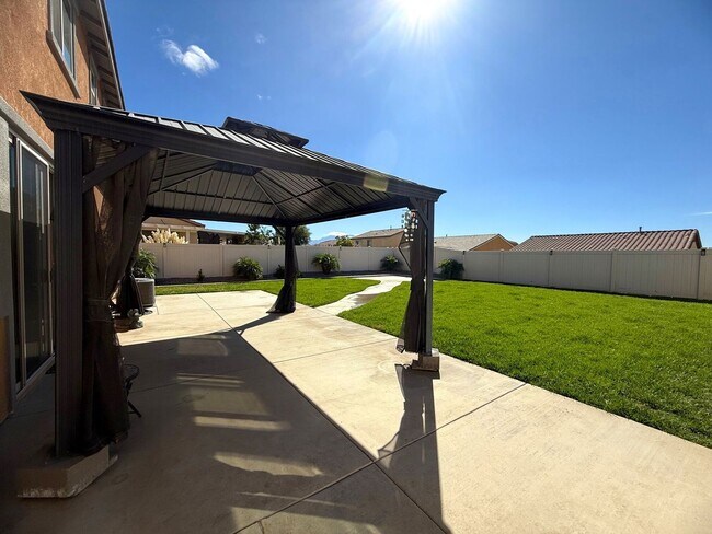 Building Photo - Beautiful 2 Story 4 Bedroom 3 Bathroom home in Beaumont, Ca.