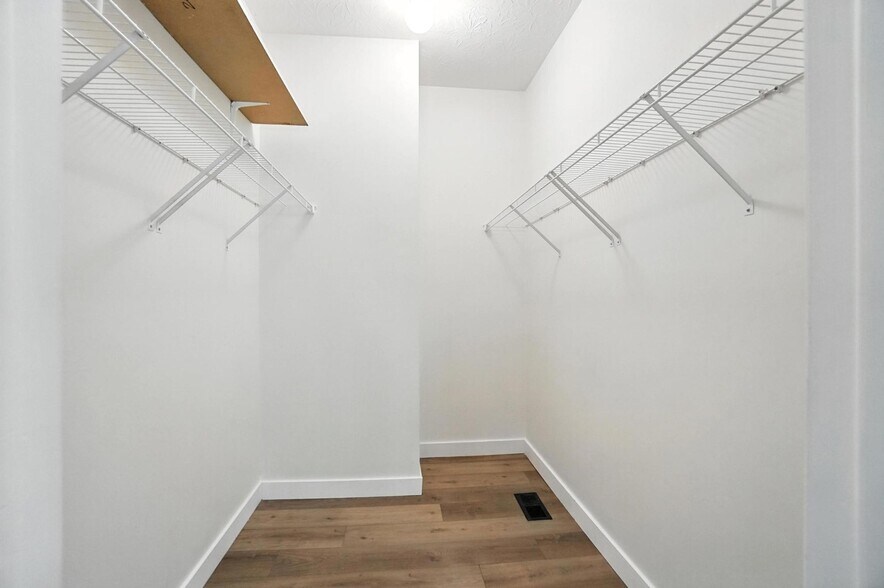 Building Photo - 2380 Oaktree Pl