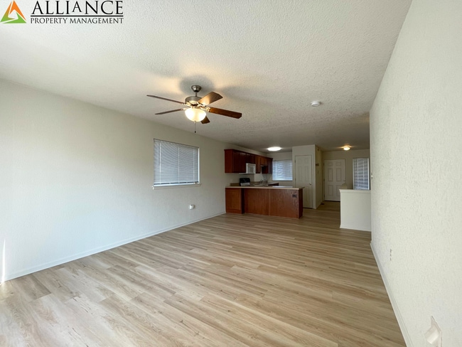 Building Photo - West Side Townhome!