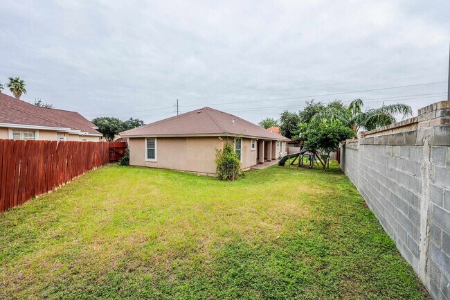 Building Photo - 402 Cayman Ct