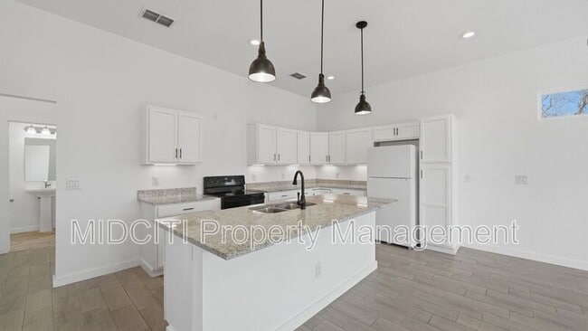 Building Photo - 895 E Mather St