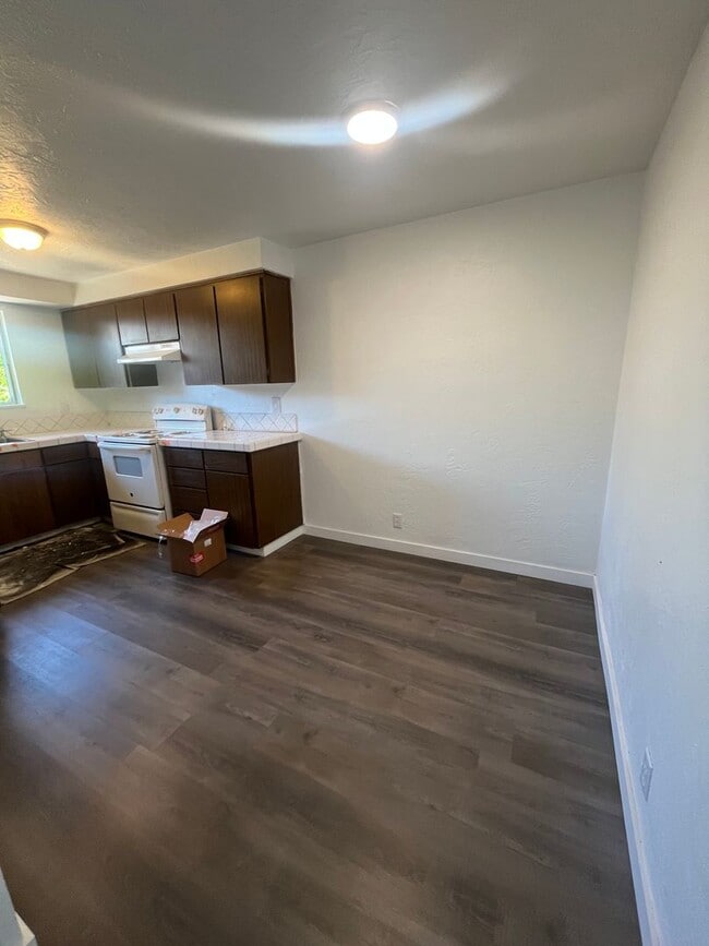 Building Photo - 2-Bedroom 1-Bathroom Duplex close in Sprin...